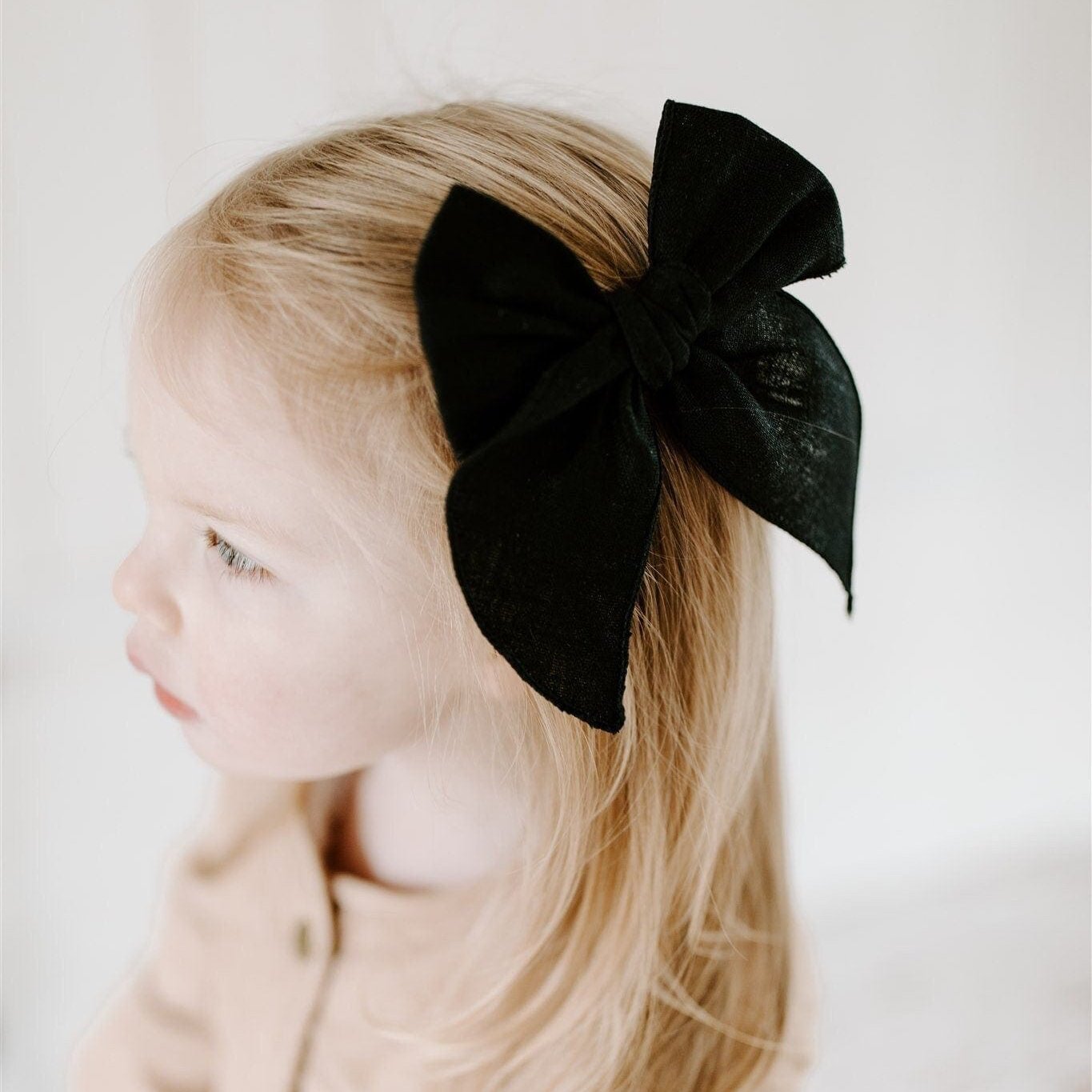 Noir Handmade Linen Bow for Girls – Elegant 5.5” x 4.5” Clip, Perfect for Special Occasions, Photoshoots, and Everyday Wear – Stylish Black Hair Accessory for Kids, Secure Alligator Clip, Easy to Care, Ideal for Gifts