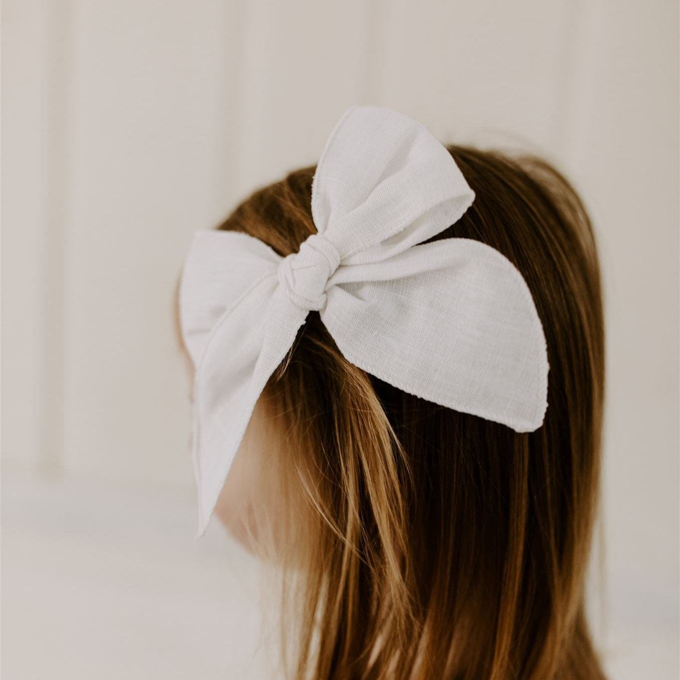 Ivory Handmade Linen Bow for Girls – Elegant Hair Accessory for Special Occasions and Everyday Wear | Soft Ivory Linen, Alligator Clip for Secure Fit, Perfect for Weddings, Photoshoots, Holidays, Baby Showers, and Gifts | Stylish, Versatile, and Easy to Care For