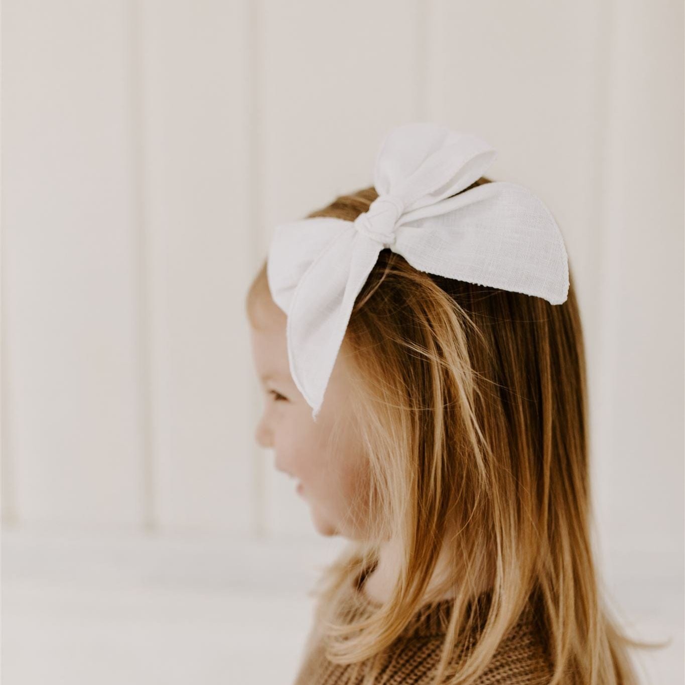 Ivory Handmade Linen Bow for Girls – Elegant Hair Accessory for Special Occasions and Everyday Wear | Soft Ivory Linen, Alligator Clip for Secure Fit, Perfect for Weddings, Photoshoots, Holidays, Baby Showers, and Gifts | Stylish, Versatile, and Easy to Care For